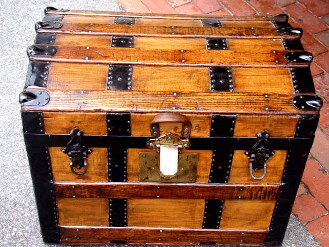 A fine late 19th century American "Half-Size" Steamer Trunk with oak slates circa 1880 — image 3